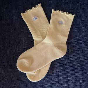 NWT butter yellow alo ruffle lettuce edge socks